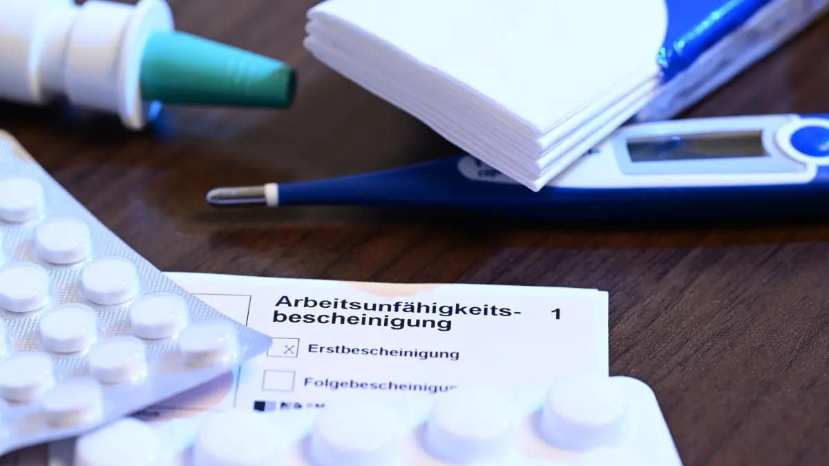 Eine ärztliche Arbeitsunfähigkeitsbescheinigung: ILLUSTRATION - 18.11.2022, Baden-Württemberg, Stuttgart: Wer ständig krank ist und nicht arbeiten kann, macht sich häufig Sorgen um das Arbeitsverhältnis. (zu dpa: «Weniger Krankmeldungen in Hamburg – Erkältungen gehen zurück») Foto: Bernd Weißbrod/dpa/dpa-tmn +++ dpa-Bildfunk +++