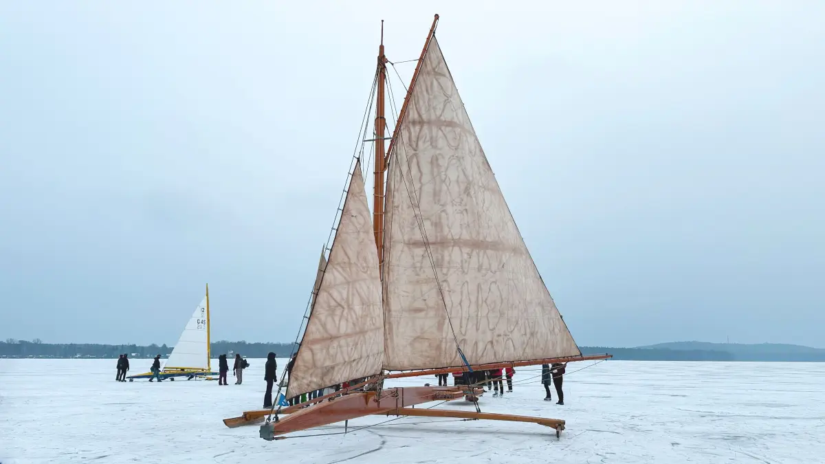 Die weltweit größte Eissegelyacht „Papagena“ auf dem Müggelsee