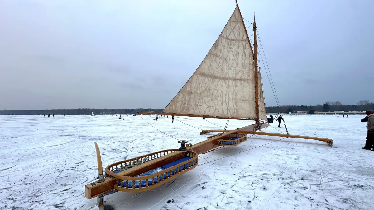Die weltweit größte Eissegelyacht „Papagena“ auf dem Müggelsee
