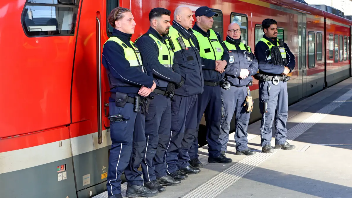 Gewalttaten gegen Bahnmitarbeiter Am 4. Februar um 15 Uhr fand bei der Deutschen Bahn eine Schweigeminute zum Tode des Z: Gewalttaten gegen Bahnmitarbeiter Am 4. Februar um 15 Uhr fand bei der Deutschen Bahn eine Schweigeminute zum Tode des Zugbegleiters Serkan C. statt. Kollegen von der DB Sicherheit stellten sich zum Gedenken in einer Gruppe auf und schwiegen. Essen Nordrhein-Westfalen Deutschland Hauptbahnhof *** Acts of violence against railroad employees On February 4 at 3 p.m., a minutes silence was held at Deutsche Bahn to commemorate the death of train attendant Serkan C Colleagues from DB Security lined up in a group and remained silent Essen North Rhine-Westphalia Germany Central Station