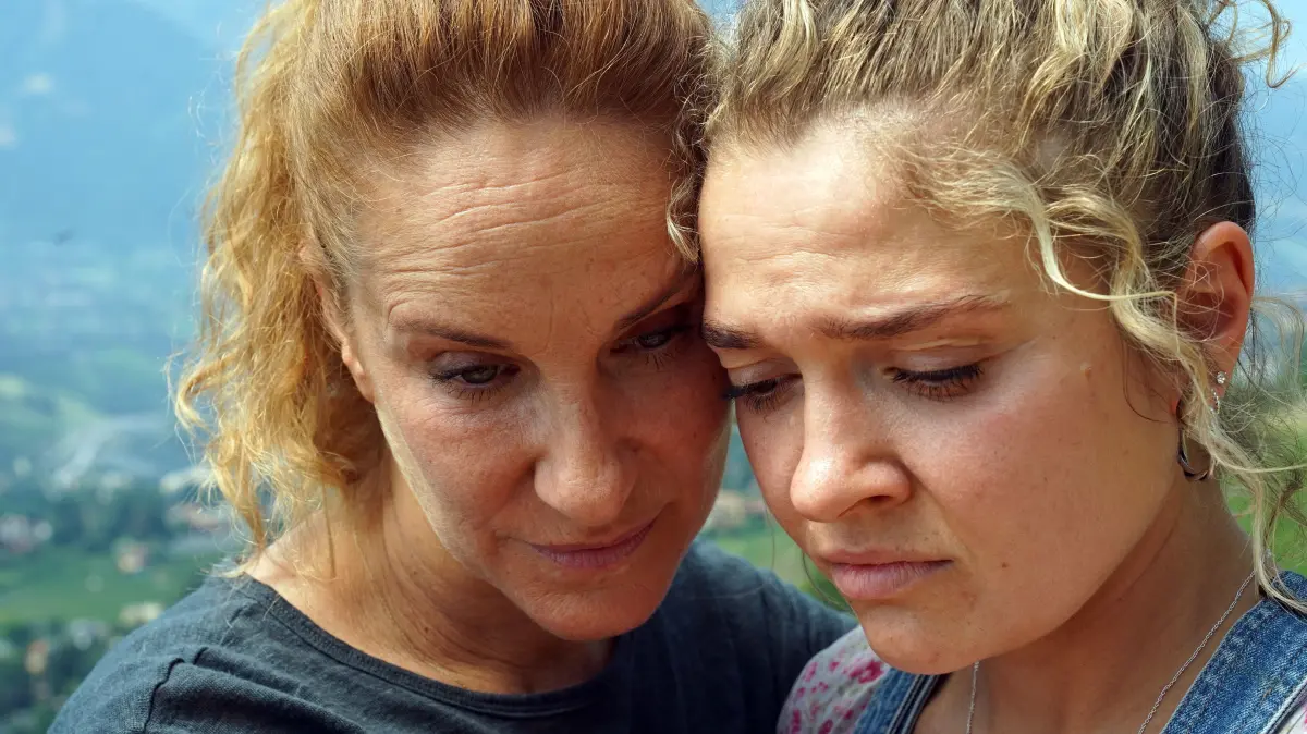 Sonjas (Chiara Schoras, li.) Stieftochter Laura (Charleen Deetz) zählt zu den Verdächtigen.