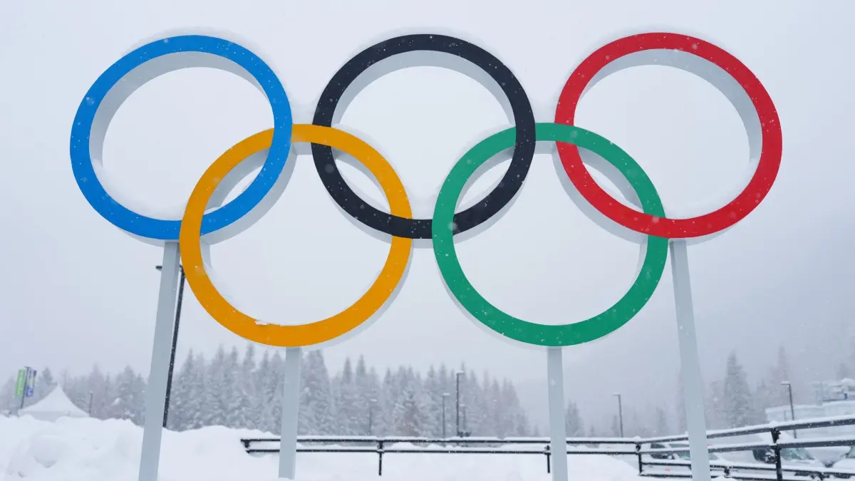 Olympische Winterspiele 2026: 03.02.2026, Italien, Cortina: Olympia, Olympische Winterspiele Mailand Cortina 2026, Blick auf die olympischen Ringe in Cortina.
Am Freitag werden die Olympischen Winterspiele in Italien eröffnet. (zu dpa: «Zurück in die Alpen: Winterspiele kommen heim») Foto: Michael Kappeler/dpa +++ dpa-Bildfunk +++