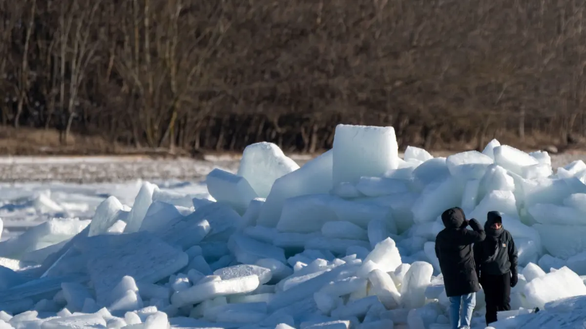 An der Ostseeküste nahe Garz am Greifswalder Bodden Palmer Ort, Insel Rügen türmen sich Eisschollen zu meterhohen Bergen auf.