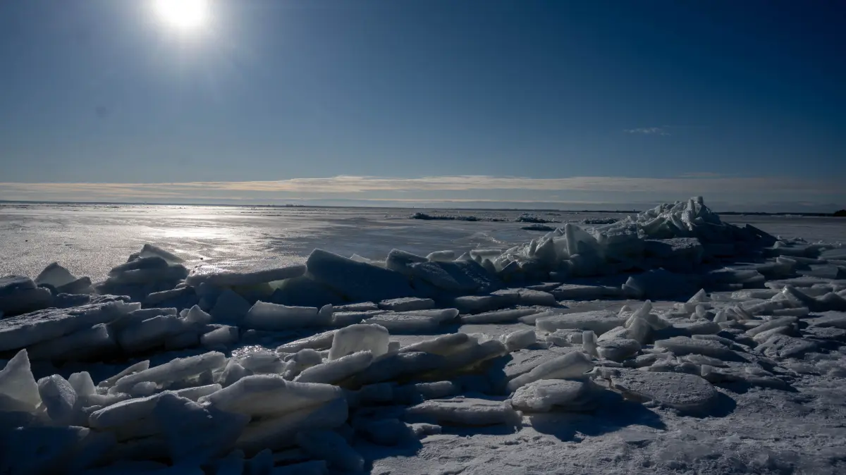 An der Ostseeküste nahe Garz am Greifswalder Bodden Palmer Ort, Insel Rügen türmen sich Eisschollen zu meterhohen Bergen auf. Anhaltender Frost und starker Wind lassen an einigen Küstenabschnitten die bizarren Eisberge entstehen. +++ dpa-Bildfunk +++