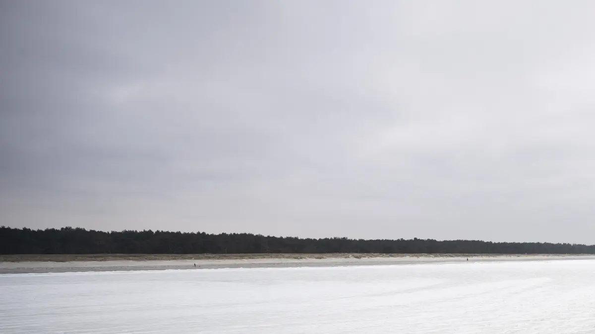 Die Ostsee bei Prerow ist kilometerweit gefroren. Die längste Seebrücke an der Ostseeküste ist komplett vom Eis umschlossen.