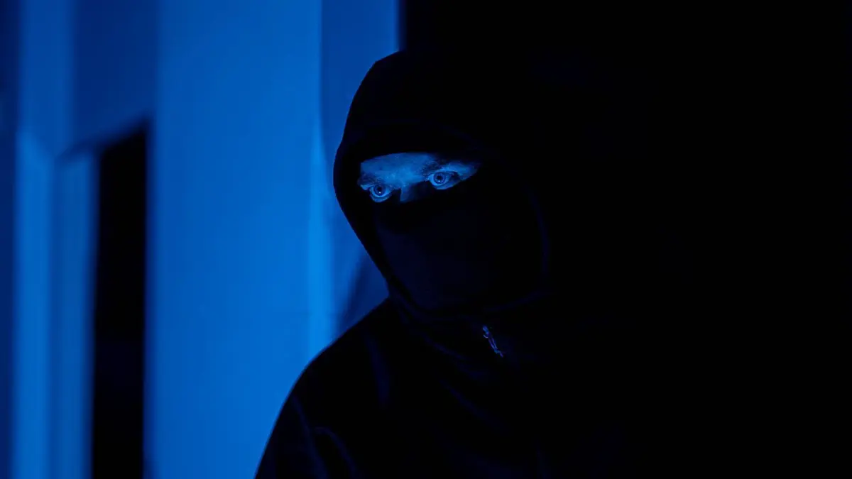 Maskierter Räuber, der die Wohnung durchsucht. Masked robber checking the apartment. LicenseRF ,model released, Symbolfoto Copyright: xZoonar.com/MarutaxDmitrix 23336907 ,model released, Symbolfoto ,property released