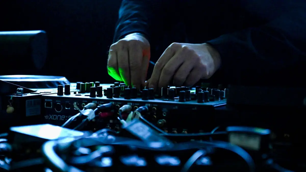 Strom Festival in der Philharmonie: 06.02.2026, Berlin: Ein DJ steht während des Strom Festivals im Foyer der Philharmonie am Mischpult. Zu den Künstlern, die an beiden Abenden auftreten, zählen unter anderem Resident-DJs des Berliner Clubs Berghain. Foto: Elisa Schu/dpa +++ dpa-Bildfunk +++