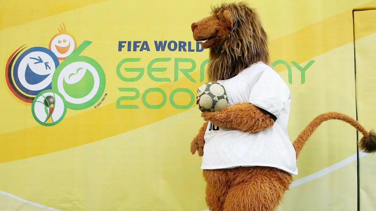 Bildnummer: 02156386 Datum: 17.06.2006 Copyright: imago/Contrast
WM Maskottchen Goleo VI und sein kleiner Freund Pille, der sprechende Ball, freuen sich über das ebenso fröhliche Turnierlogo; Vdig, quer, Talisman, Glücksbringer, Schriftzug, FIFA World Cup, Logo, Emblem, Turnieremblem WM 2006 o0 Fotoshooting Leipzig Fußball WM Herren Mannschaft Deutschland Einzelbild optimistisch Randmotiv Objekte
