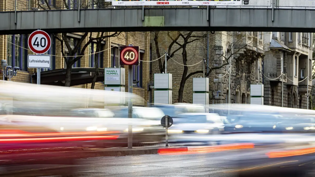DEU, Deutschland, Baden-Württemberg, Stuttgart, 18.03.2019: Tempo 40 flächendeckend soll ab 1. Januar 2020 für den gesamten Talkessel von Stuttgart gelten. Gleichzeitig werden die wichtigsten Hauptverkehrsstraßen durch die Stadt abschnittsweise für alle Diesel-Autos unterhalb der Abgasnorm Euro 6 verboten sein. Mit diesen Maßnahmen soll erreicht werden, dass in Stuttgart die geltenden Stickoxid-Grenzwerte eingehalten werden. *** DEU, Germany, Baden Württemberg, Stuttgart, 18 03 2019 Speed 40 to be applied throughout the whole of the Stuttgart basin from 1 January 2020 At the same time, the most important main roads through the city will be banned in sections for all diesel cars below the Euro 6 emissions standard These measures are intended to ensure that the applicable nitrogen oxide limit values are complied with in Stuttgart