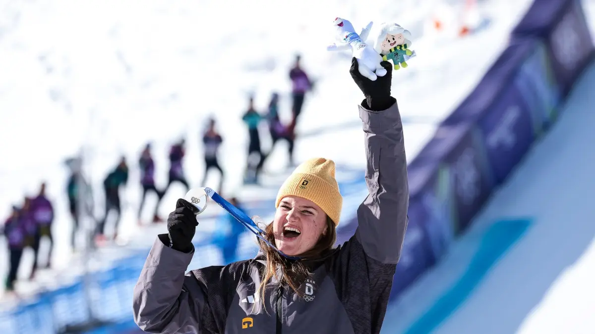 Olympische Winterspiele 2026: 08.02.2026, Italien, Cortina d'Ampezzo: Olympia, Olympische Winterspiele Mailand Cortina 2026, Ski alpin, Abfahrt, Frauen, Emma Aicher (Deutschland) jubelt bei der Siegerehrung mit ihrer Silbermedaille. Foto: Luciano Maria Bisi/LiveMedia-IPA/ZUMA Press Wire/dpa +++ dpa-Bildfunk +++