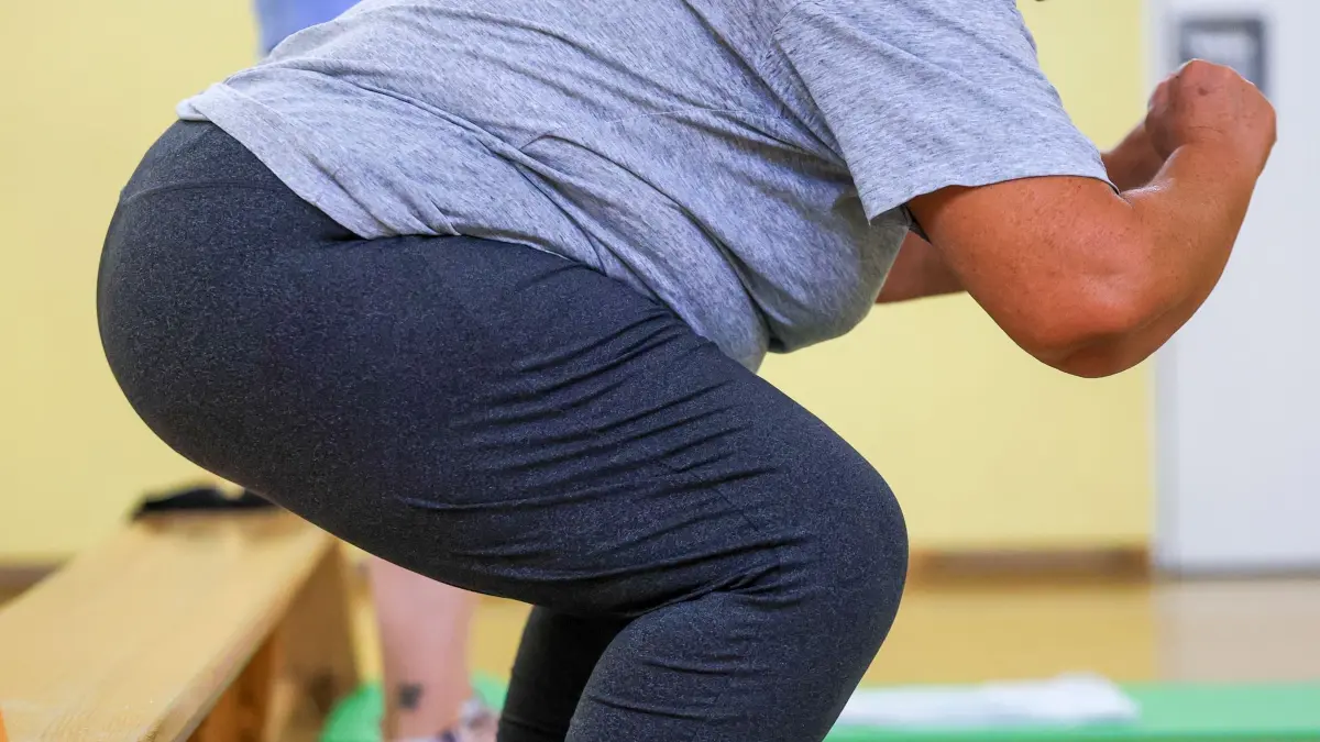 Adipositas-Therapie-Programm: ACHTUNG: SPERRFRIST 10. FEBRUAR 00:30 UHR. ACHTUNG: DIESER BEITRAG DARF NICHT VOR DER SPERRFRIST, 10. FEBRUAR 0.30 UHR, VERÖFFENTLICHT WERDEN! EIN BRUCH DES EMBARGOS KÖNNTE DIE BERICHTERSTATTUNG ÜBER STUDIEN EMPFINDLICH EINSCHRÄNKEN - PRODUKTION - 05.06.2025, Sachsen, Leipzig: Eine krankhaft übergewichtige Frau treibt Sport im Rahmen des Adipositas-Therapie-Programms des Universitätsklinikums Leipzig. In einem Programm zur Gewichtsreduktion erhalten die Teilnehmer Hilfe von Endokrinologen, Diätassistenten, Verhaltens- und Bewegungstherapeuten bei den notwendigen Veränderungen im Lebensstil. In Gruppen- und Einzelsitzungen werden dabei Wege zum Beispiel zur Änderung im Ess- und Bewegungsverhalten aufgezeigt. (zu dpa: «Adipositas erhöht Risiko für schweren Infektionsverlauf drastisch») Foto: Jan Woitas/dpa +++ dpa-Bildfunk +++
