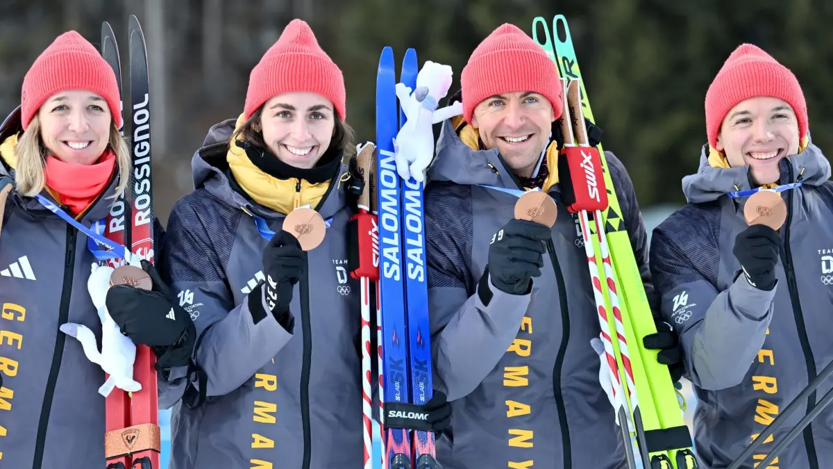 Olympische Winterspiele 2026: 08.02.2026, Italien, Antholz: Olympia, Olympische Winterspiele Mailand Cortina 2026, Biathlon, Staffel 4 x 6 km, Mixed, Die Staffel aus Deutschland jubelt bei der Siegerehrung mit ihren Bronzemedaillen über den dritten Platz, (l-r) Franziska Preuß, Vanessa Voigt, Philipp Nawrath und Justus Strelow. (zu dpa: «Preuß und Co. mit Lust auf mehr: «Haben noch was vor»») Foto: Hendrik Schmidt/dpa +++ dpa-Bildfunk +++