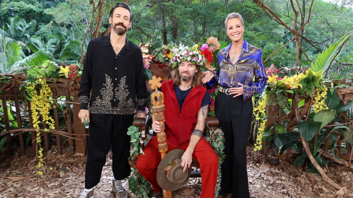 Gil Ofarim (M.) wurde von Jan Köppen und Sonja Zietlow zum „Dschungelkönig“ gekürt.