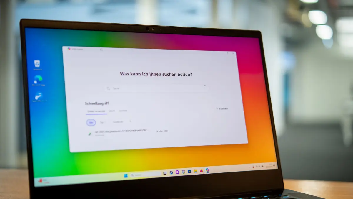 Ein Laptop mit Windows 11 und Microsoft Copilot