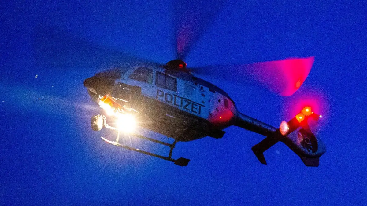 Polizeihubschrauber fliegt in der Nacht Der Hubschrauber der Polizei Dresden fliegt in der Nacht und sucht in der Sächsischen Schweiz nahe Bad Schandau den Boden mit einer Wärmebildkamera nach Personen oder Feuer ab. Bad Schandau Sachsen Deutschland *** Police helicopter flies in the night The helicopter of the police Dresden flies in the night and searches in the Saxon Switzerland near Bad Schandau the ground with a thermal image camera for persons or fire starting from Bad Schandau Saxonia Germany