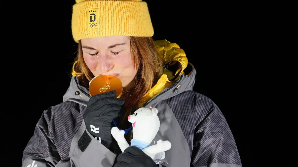 Olympische Winterspiele 2026: 10.02.2026, Italien, Cortina Džampezzo: Olympia, Olympische Winterspiele Mailand Cortina 2026, Rodeln, Einsitzer, Frauen, Durchgang 4, im Cortina Sliding Centre, Julia Taubitz (Deutschland) küsst die Goldmedaille bei der Siegerehrung. (zu dpa: «Taubitz rodelt doch noch zu Gold - Enttäuschte Fräbel weint») Foto: Michael Kappeler/dpa +++ dpa-Bildfunk +++