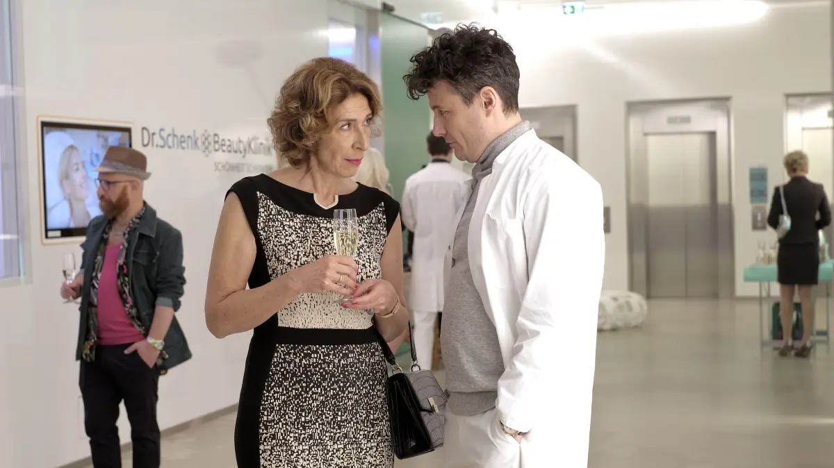 Stella (Adele Neuhauser) führt eine vertrauliche Unterhaltung mit dem Chef der Schönheitsklinik Arthur Schenk (Manuel Rubey).