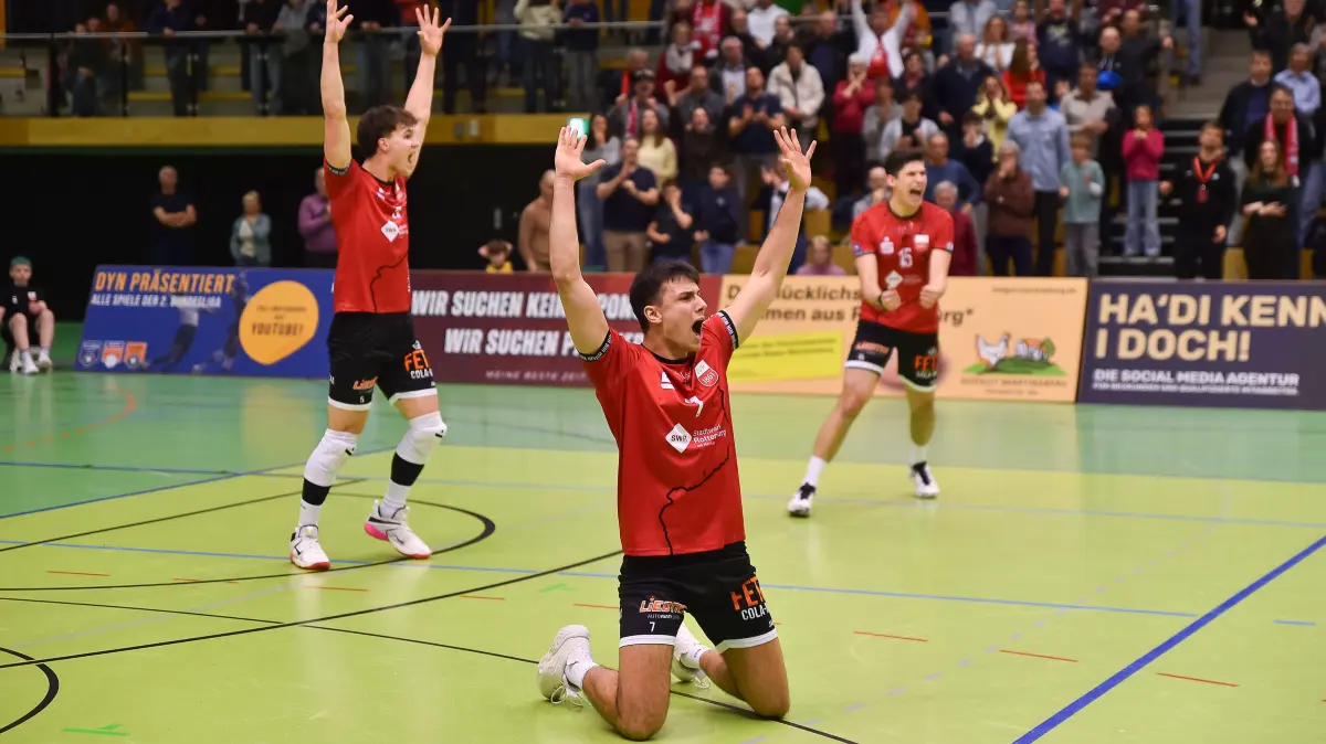 TV Rottenburg vs. Enervigo Volleys Dresden, Volleyball, 2. Bundesliga Sued, 18. Spieltag, Spiel 5607, Saison 2025/2026, 08.02.2026: Freude, Jubel, von links David Dornauf (TV Rottenburg, #05), Milan Kvrzic (TV Rottenburg, #07), Philipp Friedrich (TV Rottenburg, #15)
TV Rottenburg vs. Enervigo Volleys Dresden, Volleyball, 2. Bundesliga Sued, 18. Spieltag, Spiel 5607, Saison 2025/2026, 08.02.2026,
Foto: Eibner-Pressefoto/Ralph Kunze
