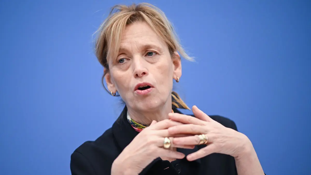 Familienministerin Prien macht sich Sorgen um junge Männer: ARCHIV - 15.01.2026, Berlin: Karin Prien (CDU), Bundesministerin für Bildung, Familie, Senioren, Frauen und Jugend, spricht bei einer Pressekonferenz mit dem Thema Seniorinnen und Senioren in der digitalen Welt. (zu dpa: «Prien warnt vor abgehängter Generation junger Männer») Foto: Britta Pedersen/dpa +++ dpa-Bildfunk +++