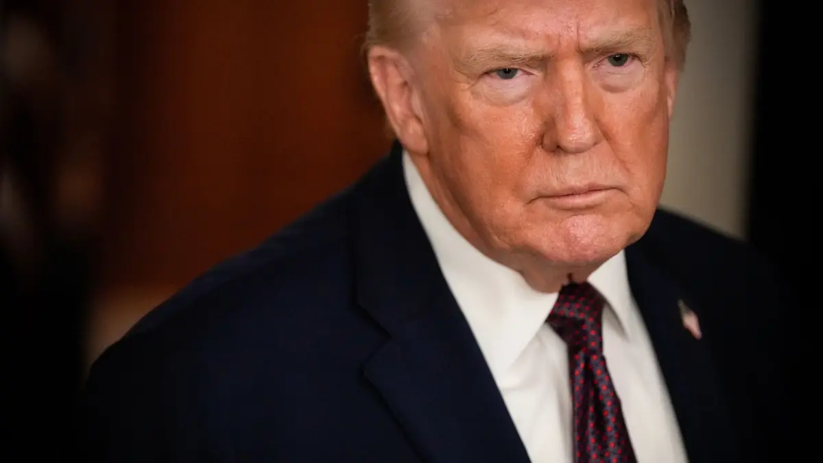 US-Präsident Trump: ARCHIV - 11.01.2026, USA, ---: US-Präsident Donald Trump spricht zu Reportern, während er in der Air Force One zur Joint Base Andrews fliegt. (zu dpa: «Trump-Klage gegen BBC wird im Februar 2027 verhandelt») Foto: Julia Demaree Nikhinson/AP/dpa +++ dpa-Bildfunk +++