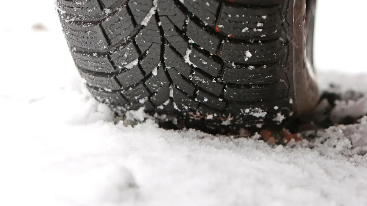 Schnee: ARCHIV - 13.11.2024, Sachsen-Anhalt, Schierke: Das Profil eines Winterreifens auf schneebedeckter Straße zeigt die Straßenverhältnisse bei frostigen Temperaturen. (zu dpa: «Glatte Straßen in Niedersachsen und Bremen erwartet») Foto: Matthias Bein/dpa +++ dpa-Bildfunk +++