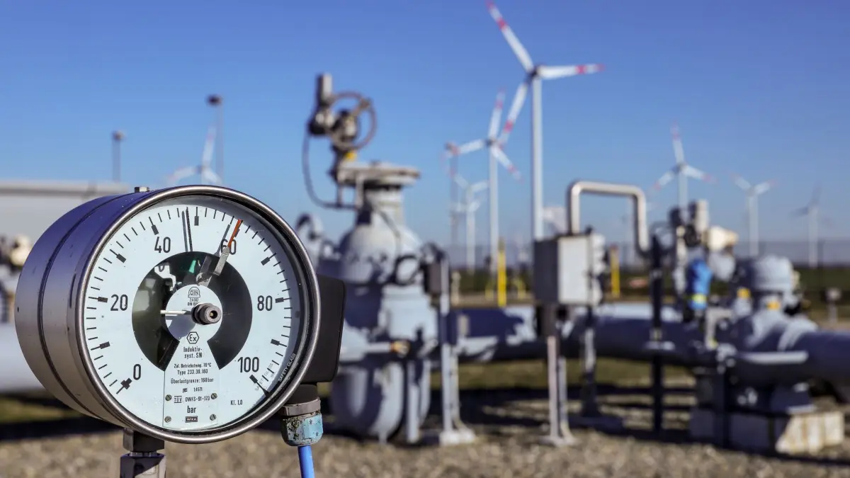 Gasspeicher: ARCHIV - 08.03.2022, Sachsen-Anhalt, Bad Lauchstädt: Ein Manometer zeigt den Druck im Erdgasnetz auf dem Gelände des Untergrund-Gasspeichers der VNG AG an. (zu dpa: «Niedrige Gasspeicher-Füllstände: Grüne fordern Reiche zum Handeln auf») Foto: Jan Woitas/dpa +++ dpa-Bildfunk +++