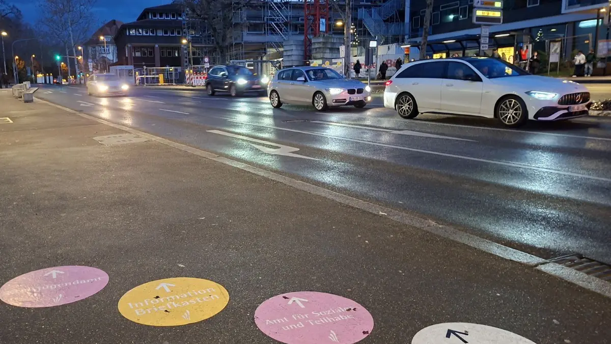 Waiblingen. Alter Postplatz. Bodenmarkierungen zur Orientierung für Fußgänger auf dem Weg zum Landratsamt Rems-Murr