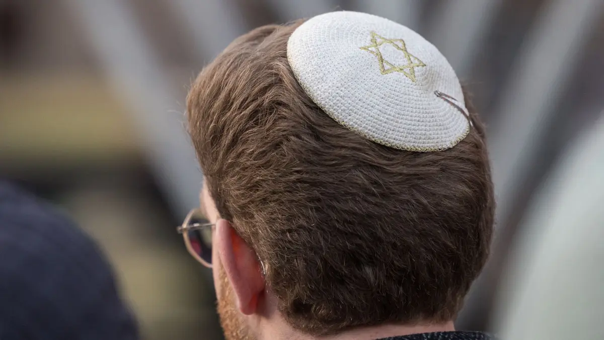Judentum: ARCHIV - 21.12.2025, Rheinland-Pfalz, Mainz: Ein Teilnehmer trägt eine Kippa mit Davidstern. (zu dpa: «Gebündelte Kräfte für Rabbinerausbildung in Deutschland») Foto: Hannes P Albert/dpa +++ dpa-Bildfunk +++