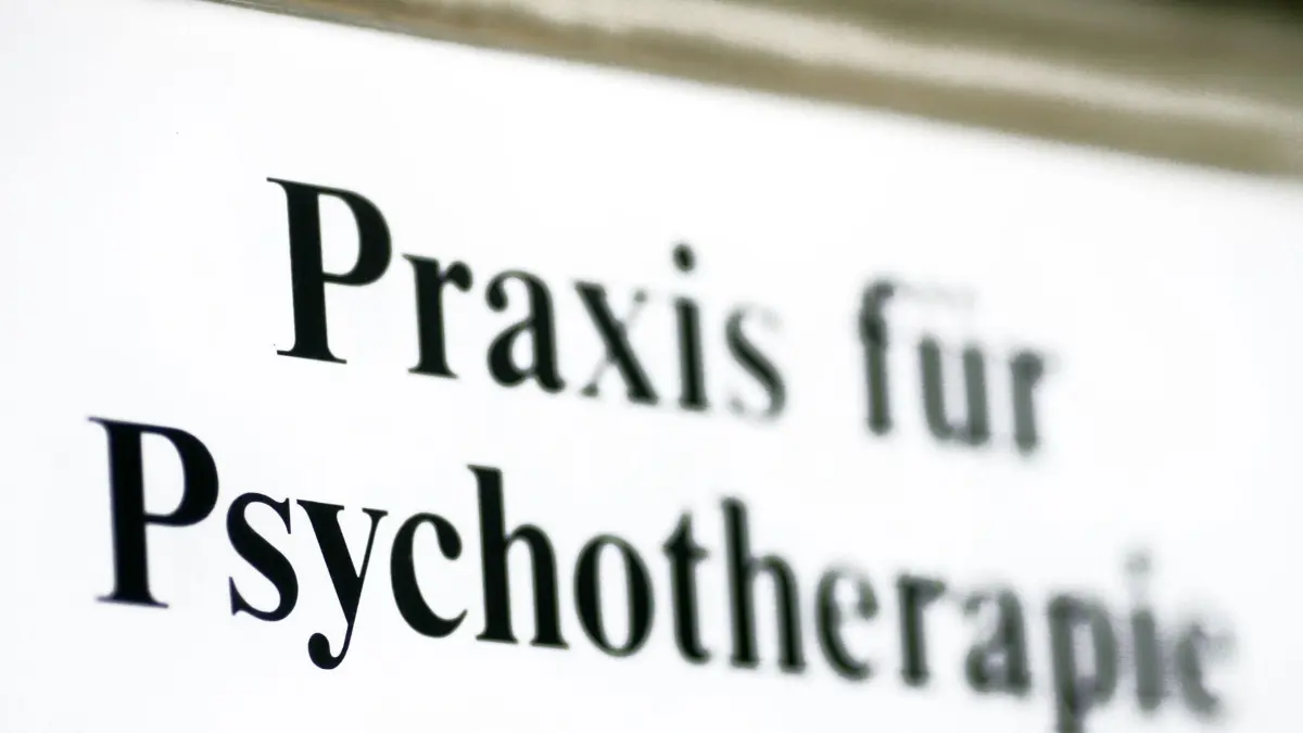 ARCHIV - 24.11.2009, NA, Stendal: Ein Schild einer Praxis für Psychotherapie in Stendal. (Zu dpa: «DAK: Während Corona mehr Angststörungen bei Kindern und Jugendlichen») (zu dpa: «Angststörungen seit Corona: Teenie-Mädchen leiden besonders») Foto: Jens Wolf/dpa-Zentralbild/dpa +++ dpa-Bildfunk +++