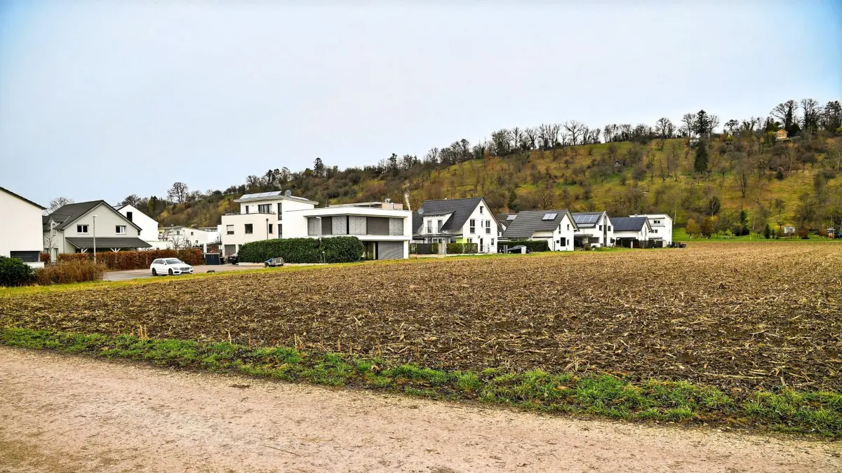 Der Verein kleiner leben plant in Kirchheim-Ötlingen eine Tiny-house Siedlung mit Gemeinschaftsräumen und -flächen. Aud einem teil dieses Ackers soll die Tiny Haus Siedlung entstehen, angrenzend an die vorhandene Bebauung