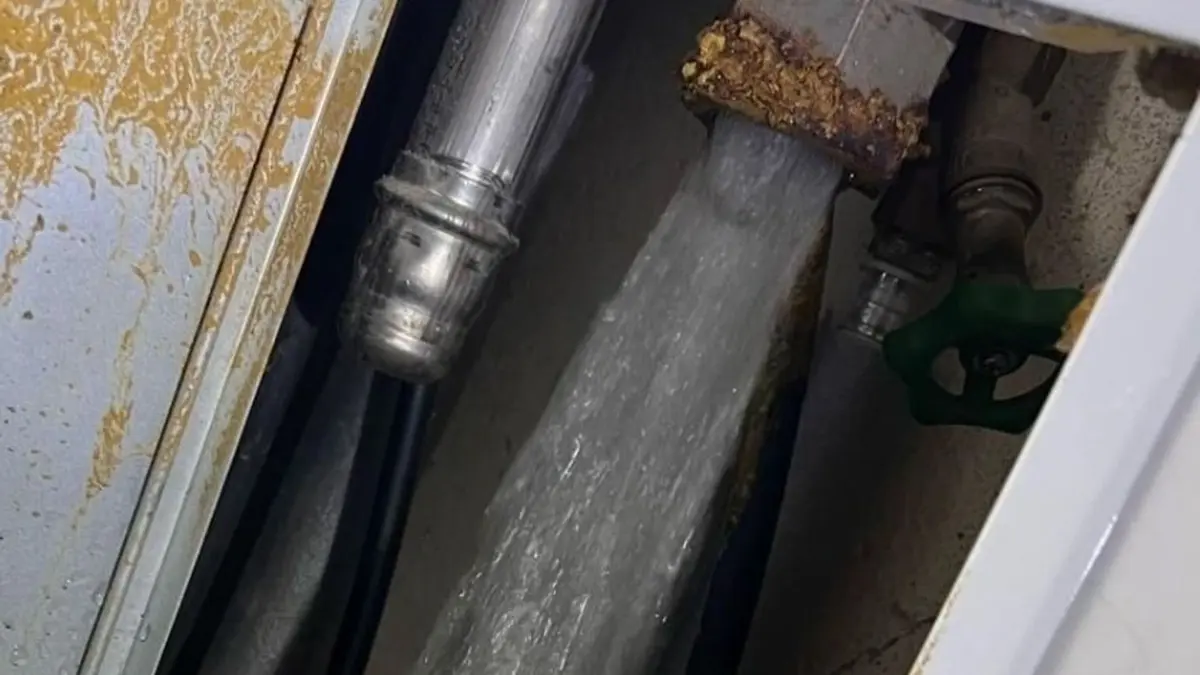 Kräftig Wasser Marsch! Rohrbruch in einem Versorgungsschacht in der Sporthalle in Bad Liebenwerda