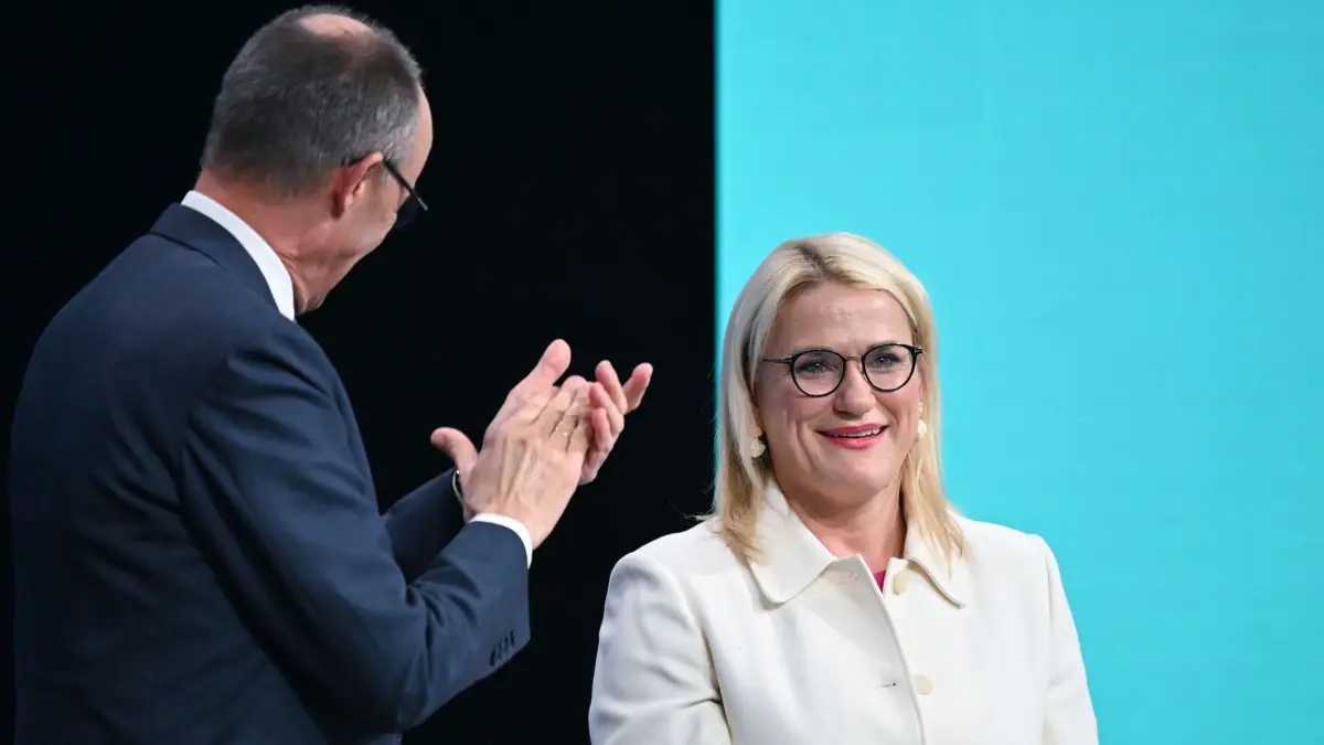 20.02.2026, Baden-Württemberg, Stuttgart: Christina Stumpp (CDU), stellvertretende CDU-Generalsekretärin, steht nach ihrer Rede auf dem CDU-Bundesparteitag neben Bundeskanzler Friedrich Merz (CDU). Die CDU wählt ihre Führungsgremien neu. Für den Vorsitz tritt zum dritten Mal in Folge Kanzler Friedrich Merz als einziger Kandidat an. Foto: Katharina Kausche/dpa +++ dpa-Bildfunk +++