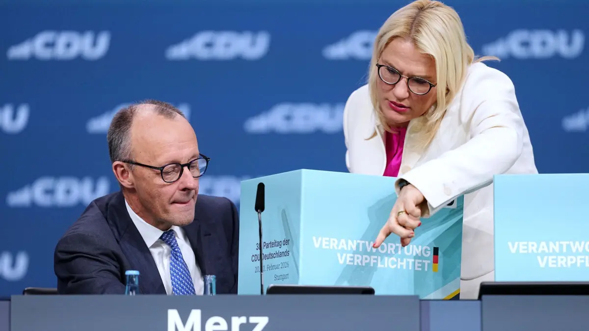 20.02.2026, Baden-Württemberg, Stuttgart: Christina Stumpp (r), stellvertretende CDU-Generalsekretärin, spricht zu Bundeskanzler Friedrich Merz , CDU-Parteivorsitzender, während einer Probeabstimmung beim CDU-Bundesparteitag. Die CDU wählt ihre gesamten Führungsgremien neu. Foto: Kay Nietfeld/dpa +++ dpa-Bildfunk +++