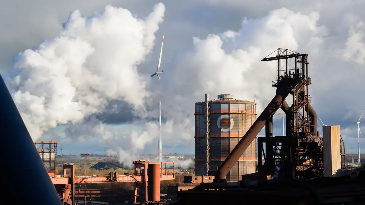 Stahlwerk der Salzgitter AG: ARCHIV - 16.11.2023, Niedersachsen, Salzgitter: Ein Windrad steht auf dem Gelände der Salzgitter AG. (zu dpa: «Mehr Geld für grüne Stahlproduktion bei Salzgitter») Foto: Julian Stratenschulte/dpa +++ dpa-Bildfunk +++