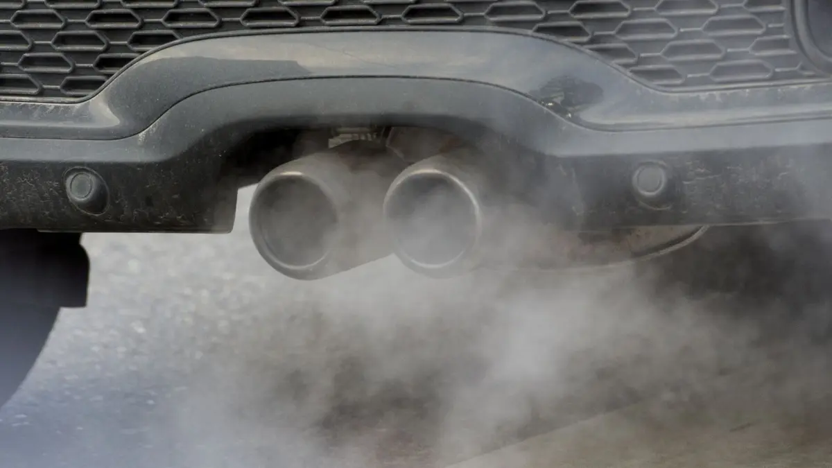 ARCHIV - Abgase strömen am 14.11.2016 in Stuttgart (Baden-Württemberg) während eines Feinstaubalarms aus dem Auspuff eines Autos. (zu dpa: "CO2-Ausstoß in Deutschland gestiegen - 2020-Ziel kaum erreichbar" vom 16.03.2017) Foto: Franziska Kraufmann/dpa +++ dpa-Bildfunk +++