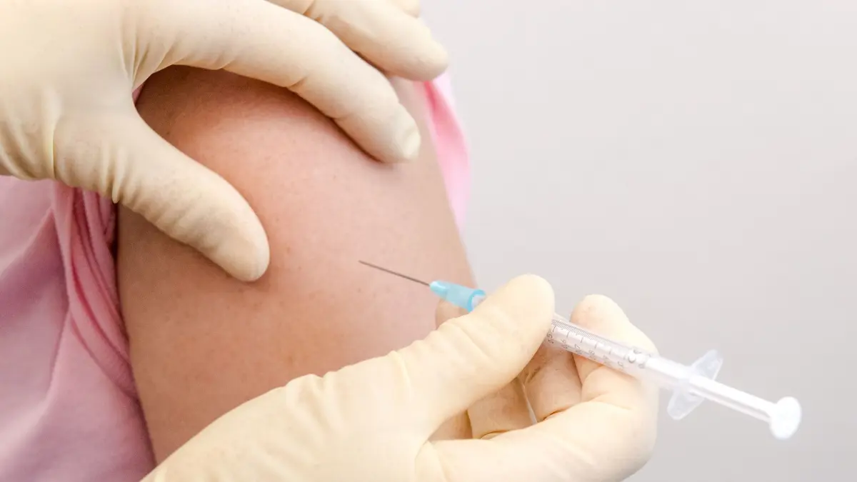 Eine Frau wird in den Oberarm geimpft: ILLUSTRATION - Bevor es juckt und behandelt werden muss: Die HPV-Impfung kann vor bestimmten Virustypen schützen, die Feigwarzen verursachen. (zu dpa: «HPV-Impfung kann auch vor Genitalwarzen schützen») Foto: Benjamin Nolte/dpa-tmn - Honorarfrei nur für Bezieher des dpa-Themendienstes +++ dpa-Themendienst +++
