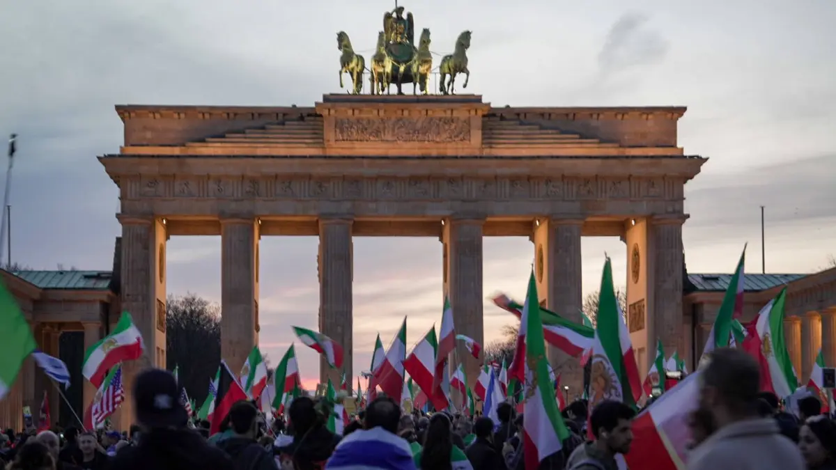Berlin, Deutschland, Europa, Brandenburger Tor, Pariser Platz, Demonstration, Protestkundgebung, iranische Opposition, E: Berlin, Deutschland, Europa, Brandenburger Tor, Pariser Platz, Demonstration, Protestkundgebung, iranische Opposition, Exil-Iraner, Flaggen Iran, Israel, USA, regimekritisch, Diaspora, Menschenmenge, Abenddämmerung, Wahrzeichen, Quadriga, politische Kundgebung, Meinungsfreiheit, Versammlungsfreiheit, Nahost-Konflikt, internationale Solidarität, Sicherheitslage, Innenstadt, Hauptstadt, Symbolpolitik, öffentliche Versammlung, Fahnenmeer, Aktivisten, aktuelle Berichterstattung *** Berlin, Germany, Europe, Brandenburg Gate, Pariser Platz, demonstration, protest rally, Iranian opposition, exiled Iranians, flags Iran, Israel, USA, regime-critical, diaspora, crowd, dusk, landmark, Quadriga, political rally, freedom of expression, freedom of Copyright: xAlonxDavidx