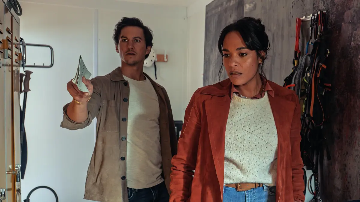 Jonas (Tim Oliver Schultz) und Marie (Salka Weber) geraten während der Spurensuche in Gefahr.