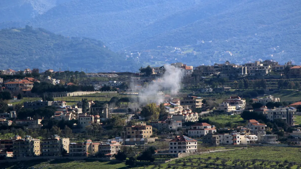 Iran-Krieg - Libanon: 03.03.2026, Libanon, Kfar Tebniet: Rauch steigt nach einem israelischen Luftangriff auf mutmaßlich pro-iranischen Hisbollah-Stellungen auf. Foto: Stringer/dpa +++ dpa-Bildfunk +++