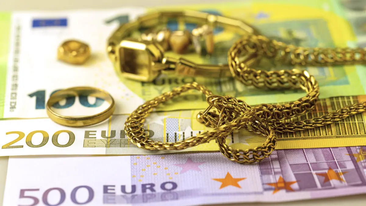 Symbolbild Goldankauf: Der Goldpreis befindet sich derzeit auf einem historischen Höchststand, so hoch wie nie zuvor. Im Jahr 2025 stieg der Wert des Edelmetalls um mehr als 60 Prozent. Diese Entwicklung macht den Goldankauf aktuell besonders attraktiv für Privatpersonen, die ihre Edelmetalle verkaufen möchten. (Symbolfoto, Themenfoto)
