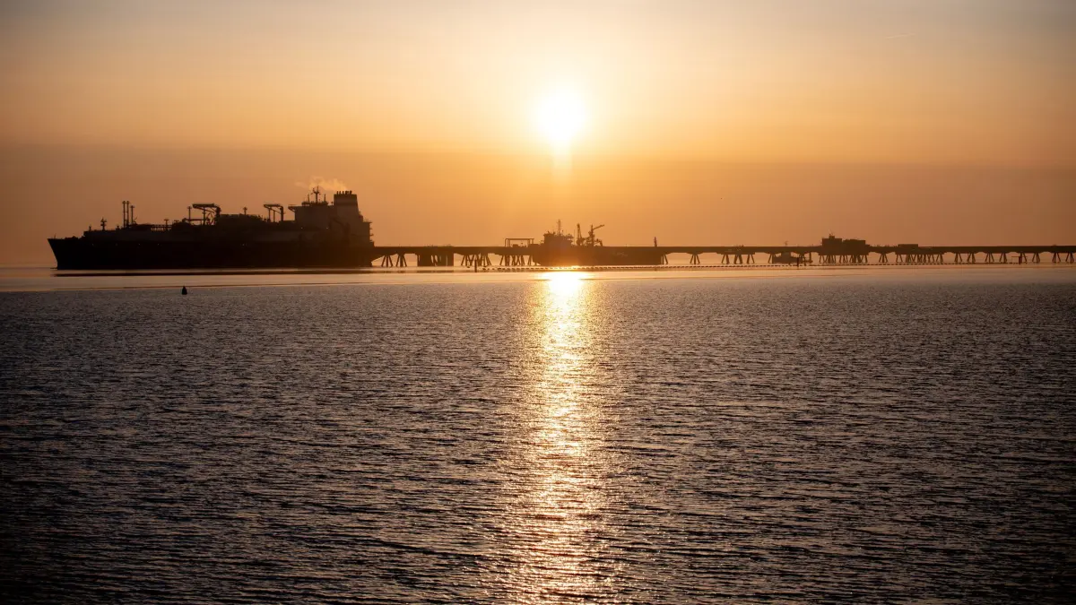 LNG-Terminal in Wilhelmshaven: 06.03.2026, Niedersachsen, Wilhelmshaven: Das Spezialschiff «Höegh Esperanza» liegt an einem Anleger im Jadebusen. Die «Höegh Esperanza» wird als schwimmende Speicher- und Regasifizierungseinheit (FSRU) genutzt, um von Tankschiffen angeliefertes Flüssigerdgas (LNG) zu übernehmen, zu regasifizieren und in das deutsche Gasnetz einzuspeisen. Foto: Hauke-Christian Dittrich/dpa +++ dpa-Bildfunk +++