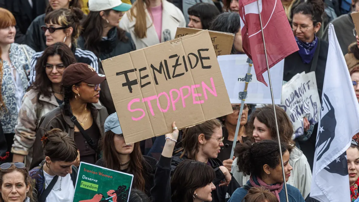 Internationaler Frauentag - Hamburg: 08.03.2026, Hamburg: Eine Frau hält auf der 8. März Frauendemonstration ein Schild mit der Aufschrift "Femizide Stoppen". Foto: Markus Scholz/dpa +++ dpa-Bildfunk +++