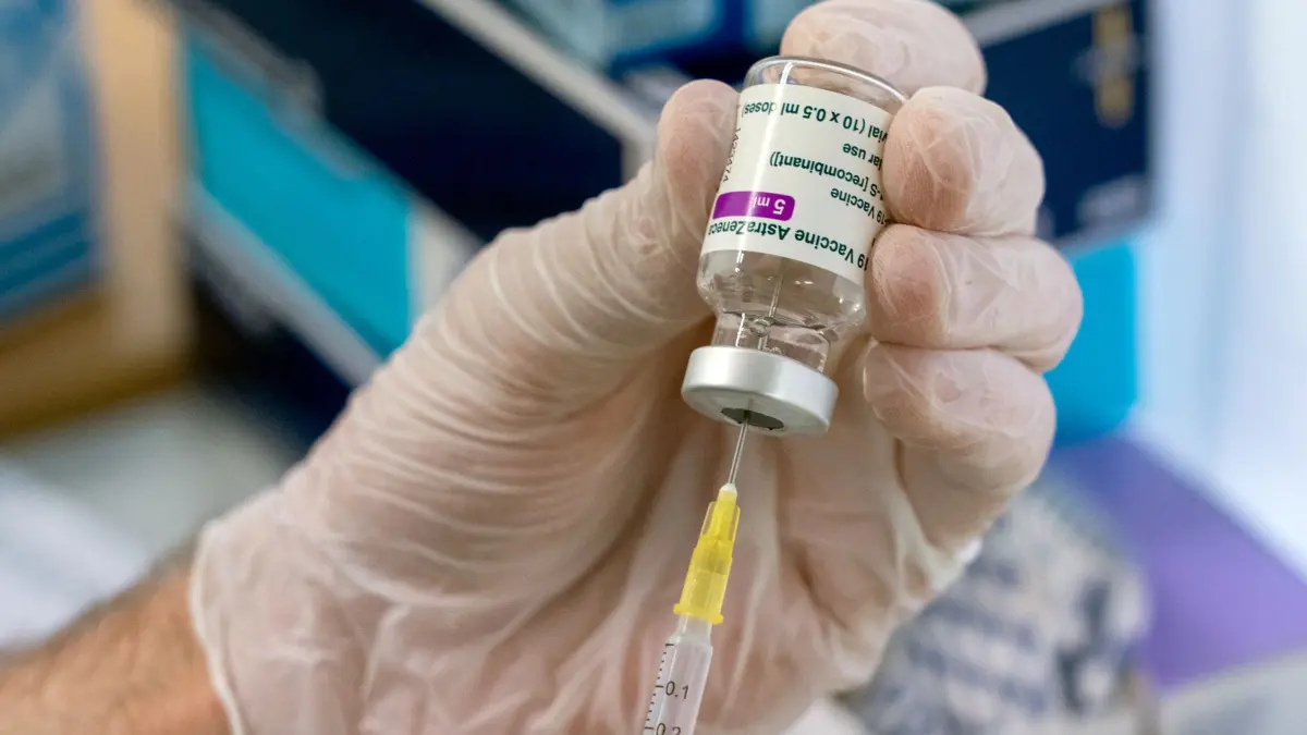 Impfstoff: ARCHIV - 17.04.2021, Sachsen-Anhalt, Lutherstadt Wittenberg: In einem Impfzentrum wird eine Impfspritze mit dem Impfstoff von AstraZeneca aufgezogen. (zu dpa: «Klage gegen Astrazeneca: Wann haften Impfstoffhersteller?») Foto: Peter Endig/dpa-Zentralbild/dpa +++ dpa-Bildfunk +++