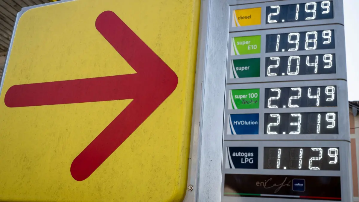 Kraftstoffpreise an der Tankstelle - Bayern: 10.03.2026, Bayern, München: Benzinpreise stehen an der Anzeigetafel einer Tankstelle in der bayerischen Landeshauptstadt. Foto: Peter Kneffel/dpa +++ dpa-Bildfunk +++