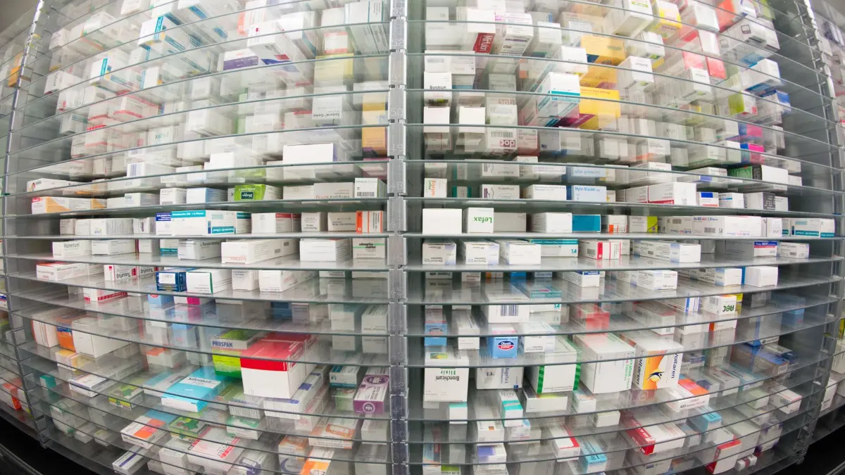 Arzneimittel: ARCHIV - 29.04.2015, Hamburg: Medikamente liegen in den Regalen eines Kommissionierautomaten einer Apotheke. (zu dpa: «Karlsruhe verwirft Klage zu Kostenübernahme für Medikament») Foto: Daniel Reinhardt/dpa +++ dpa-Bildfunk +++