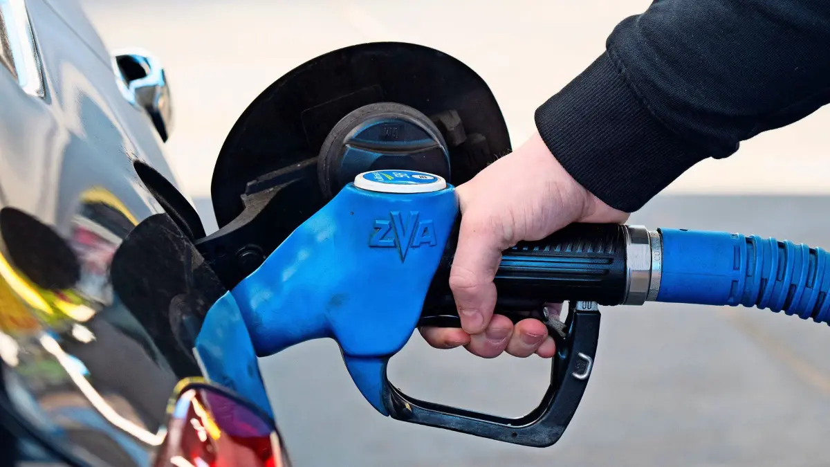 ARCHIV - 04.03.2026, Luxemburg, Wasserbillig: Eine Person tankt ein Auto an einer Tankstelle in Wasserbillig (Luxemburg). Eine Mehrheit der Deutschen glaubt, dass die von der Bundesregierung wegen des Iran-Kriegs geplante Tank-Regel zu Preiserhöhungen keine Effekte oder sogar höhere Spritpreise zur Folge haben wird. (zu dpa: «Mehrheit skeptisch bei Regel gegen steigende Spritpreise») Foto: Harald Tittel/dpa +++ dpa-Bildfunk +++