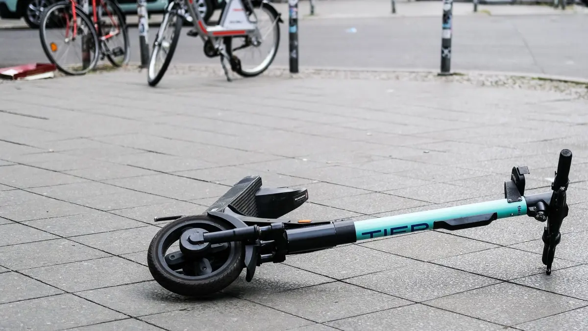 Blindenverband klagt wegen E-Scootern: ARCHIV - 24.07.2020, Berlin: Ein E-Scooter liegt umgekippt mitten auf dem Gehweg in Friedrichshain. (zu dpa: «Auch E-Scooter-Vermieter sollen für Unfallschäden haften») Foto: Jens Kalaene/dpa-Zentralbild/dpa +++ dpa-Bildfunk +++