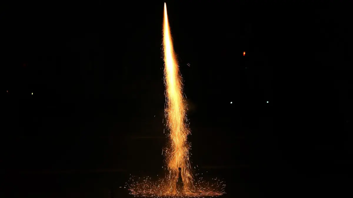 Feuerwerk an Silvester: ARCHIV - 01.01.2020, Bayern, München: Eine Silvesterrakete startet aus einer Flasche. (zu dpa: «Feuerwerkskörper explodiert auf A3 bei Neuwied») Foto: Karl-Josef Hildenbrand/dpa +++ dpa-Bildfunk +++