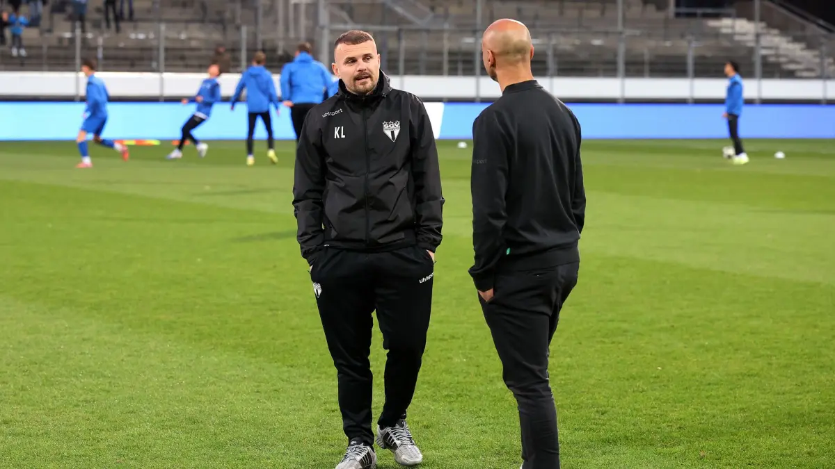 BAU // 17.03.2026, Deutschland, Stuttgart, Fußball WFV Pokal, Viertelfinale,
SV Stuttgarter Kickers vs. SGV Freiberg, SGV Trainer Kushtrim Lushtaku, SGV Sportdirektor Mario Estasi