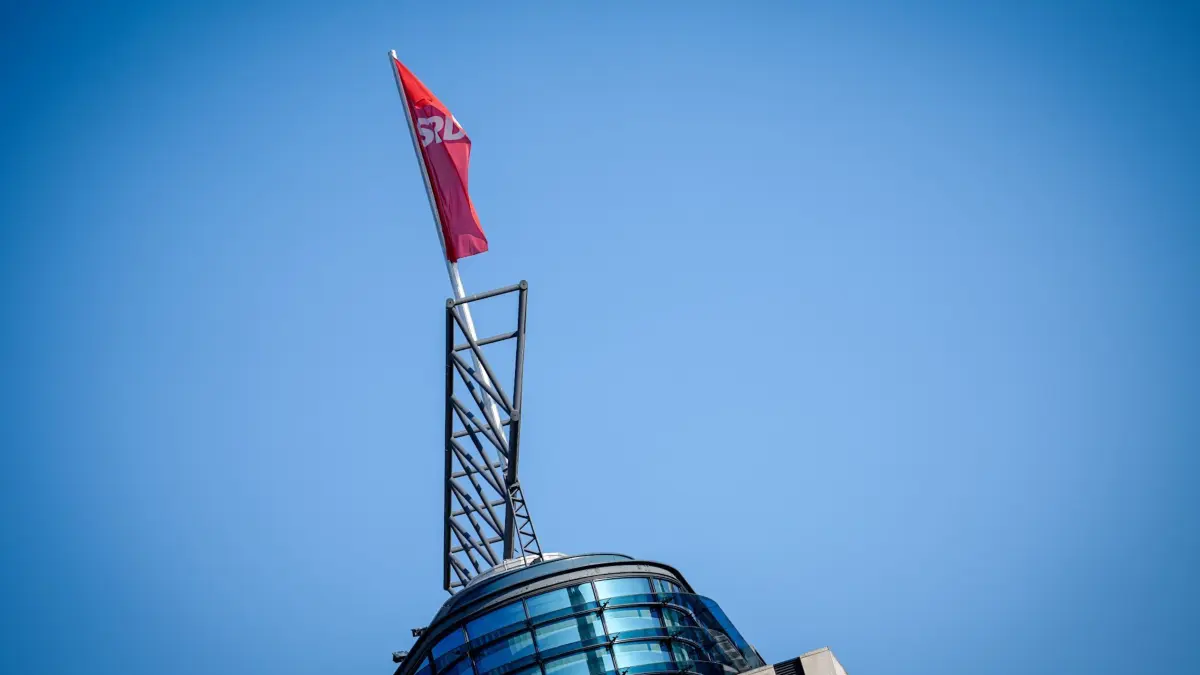 Gremiensitzungen und Statements der Bundesparteien - SPD: 23.03.2026, Berlin: Die Fahne der SPD weht auf dem Willy-Brandt-Haus im Wind. Am Morgen trifft sich hier die Parteispitze zu Beratungen nach der Landtagswahl in Rheinland-Pfalz. Foto: Kay Nietfeld/dpa +++ dpa-Bildfunk +++